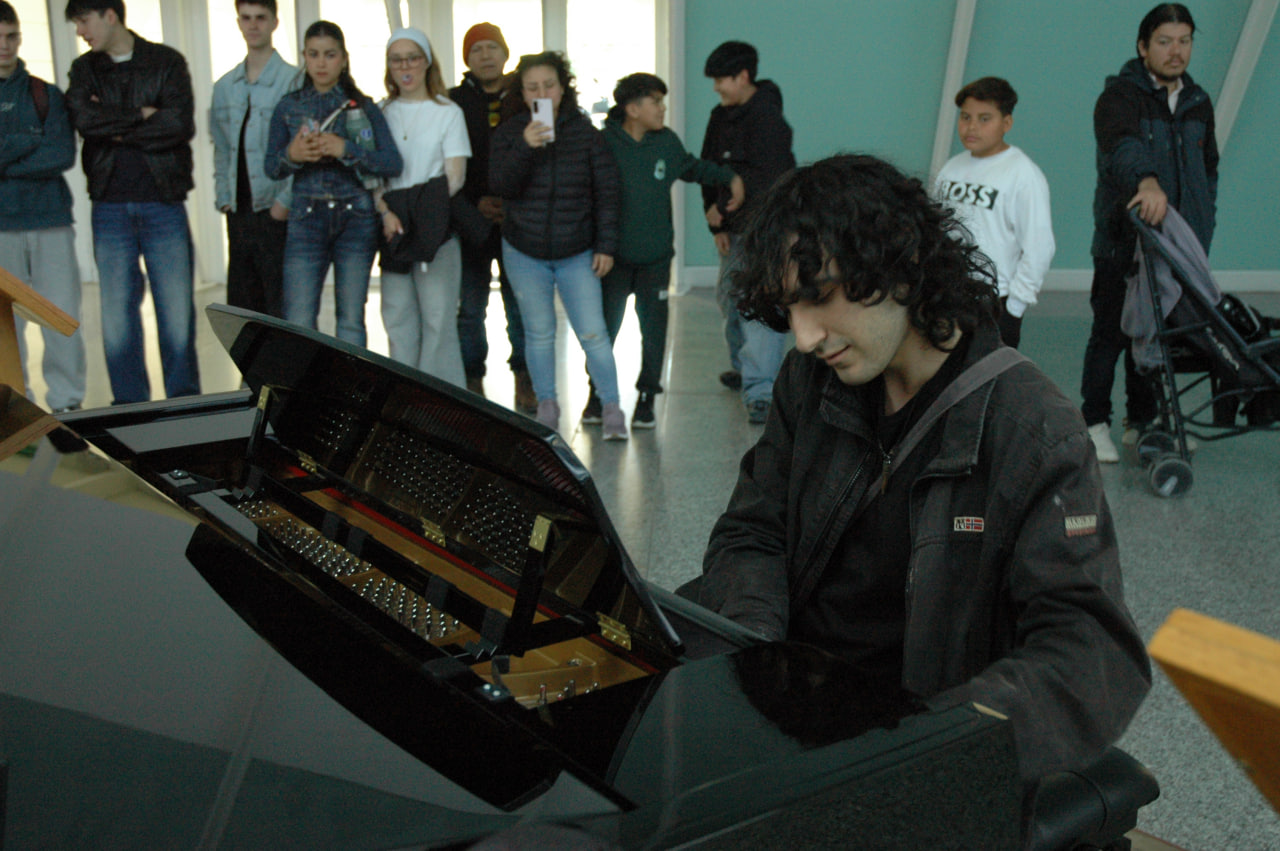 Teo Torres tocando el piano en directo